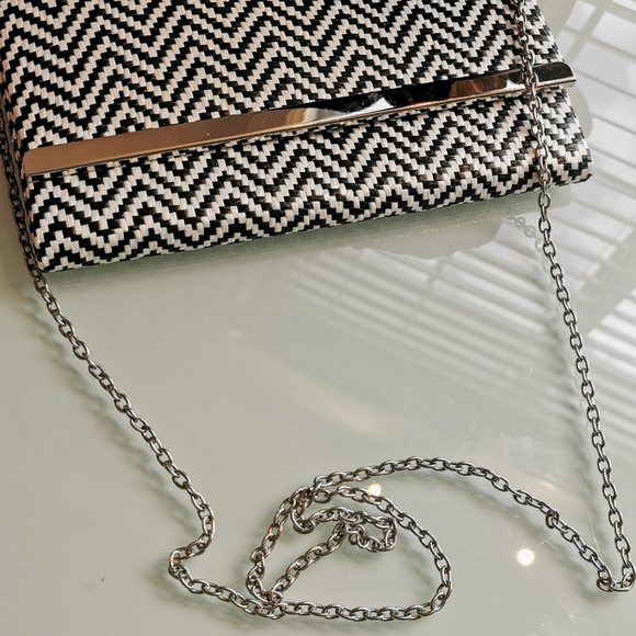 NWOT Forever 21 clutch with chain - Picture 4 of 4